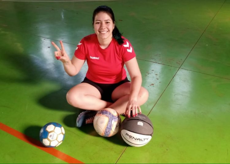 Jogadora de vôlei treina com vários tipos de bola na pandemia