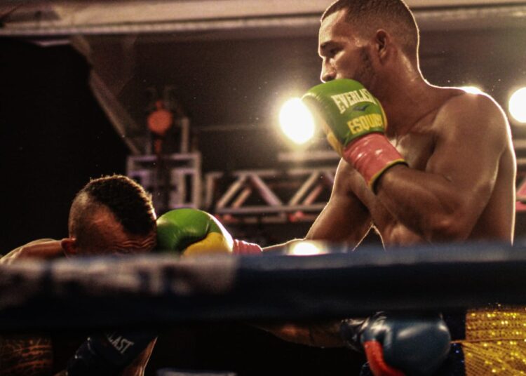 Esquiva Falcão ganha no primeiro round no Boxing For You