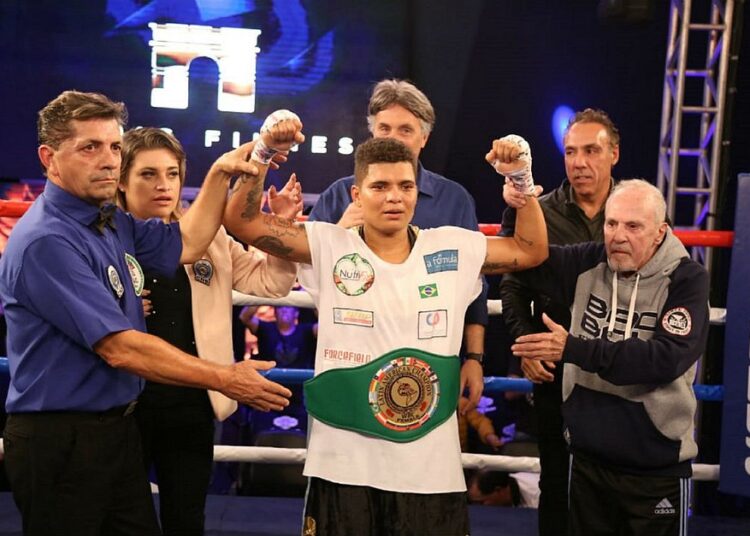 Adriana Araújo disputará título mundial em outubro