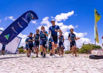 Triatleta olímpico treina com alunos de projeto social no Ceará