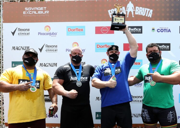 Russo Mikhail Shivlyakov é bicampeão do Força Bruta e samba em Cotia (SP)