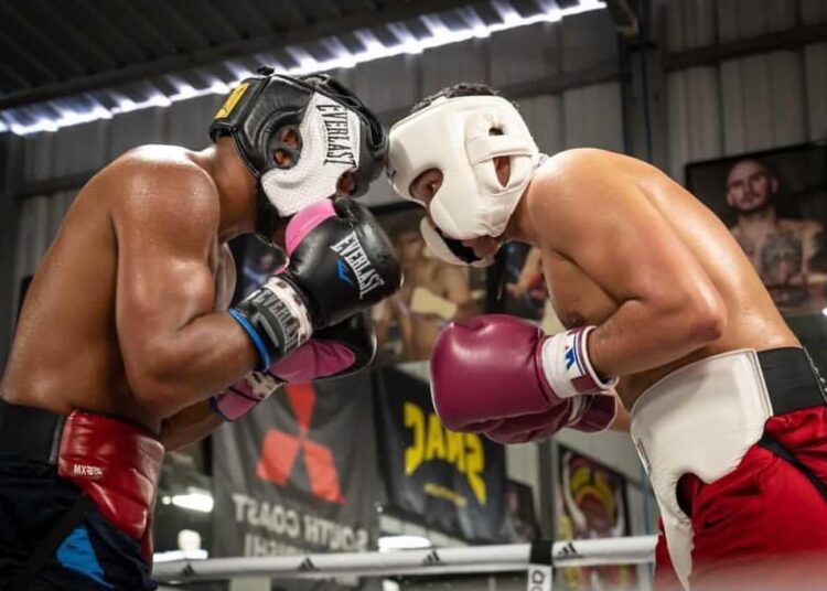 Esquiva Falcão faz sparring com campeão mundial antes de luta nos EUA