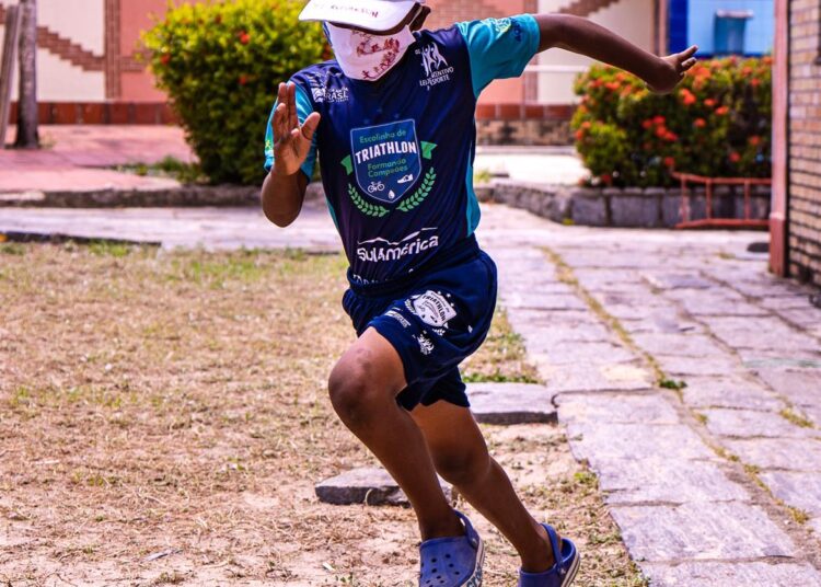 Mascote dos triatletas de Aquiraz é aluno da Escolinha de Triathlon