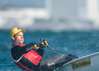 Robert Scheidt completa 48 anos na quinta (15) e disputa último campeonato oficial antes de Tóquio