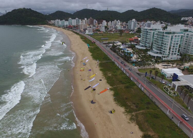 Praia Brava sedia Kite Day pela quarta vez na quarta-feira (3)