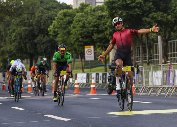 Ciclista argentino vence Tour de France no Rio de Janeiro (RJ)