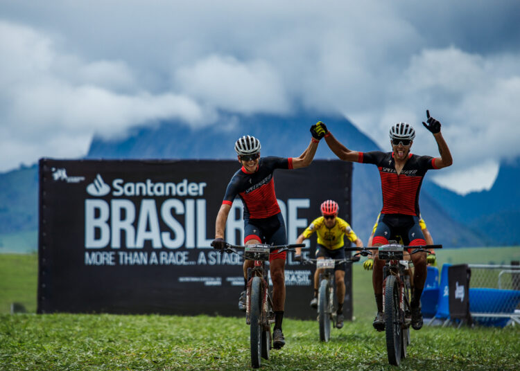 Estreantes na Santander Brasil Ride Bahia, Gustavo Xavier e Alex Malacarne vencem etapa pela primeira vez