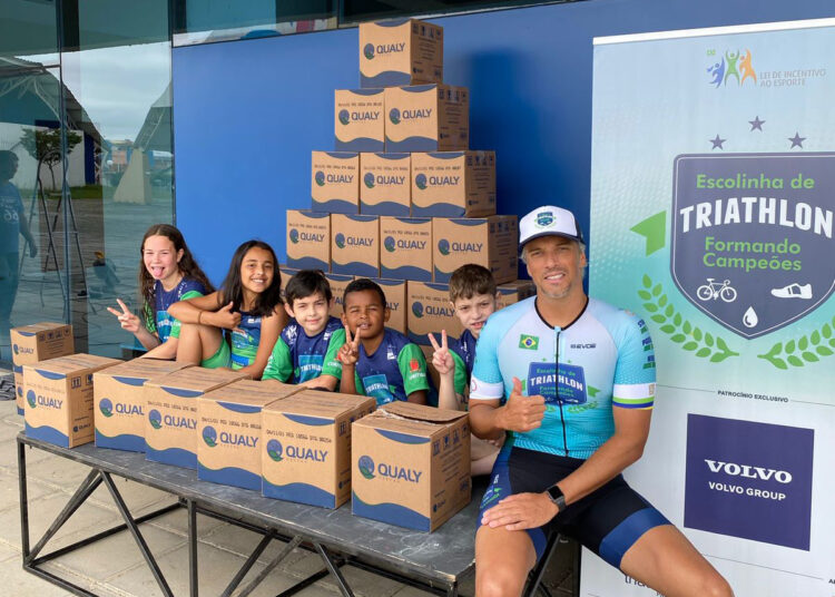 Três projetos sociais recebem cestas de Natal do Instituto Escolinha de Triathlon Formando Campeões
