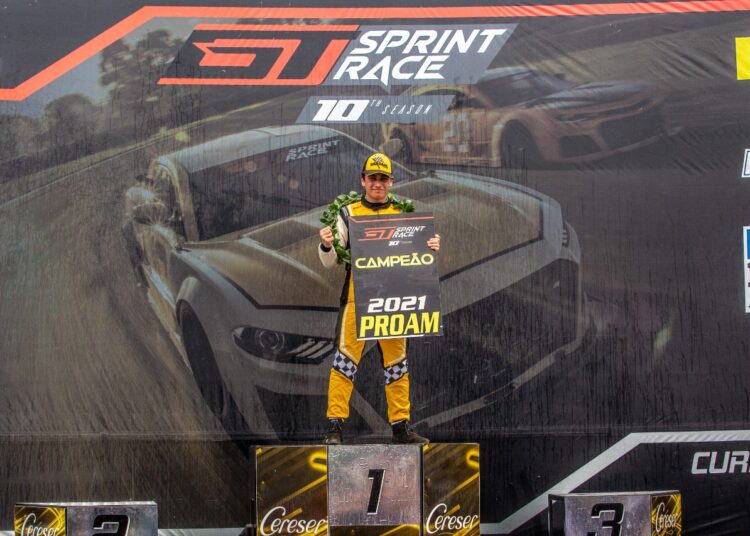 Competindo em casa, curitibano Pedro Aizza conquista a tríplice coroa na GT Sprint Race