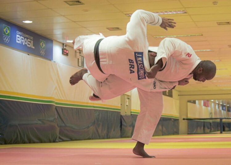 Teddy Riner, lenda do judô mundial, treina no Centro de Treinamento do COB