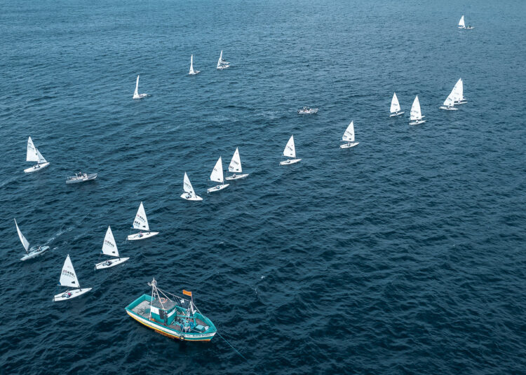 Duelo de gerações na Copa Brasil de Vela de Praia de Arraial do Cabo (RJ)