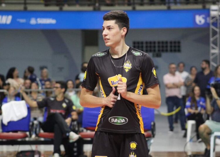Aos 17 anos, Pedrinho celebra convocação para Seleção Sub-21 de vôlei