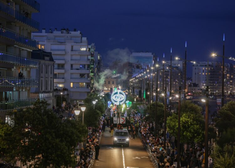 Desfile dos heróis da Vendée Globe imita carnaval