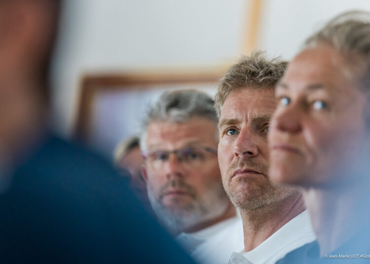 Velejadores participam de briefing meteorológico para Globe 40