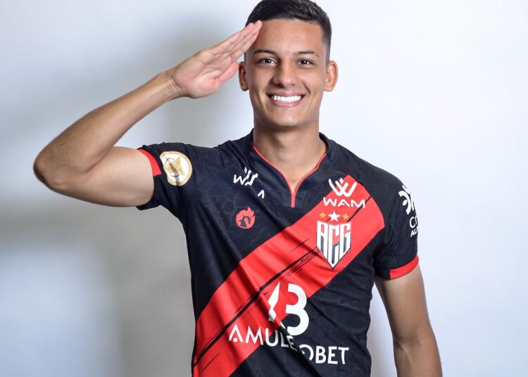 Atacante Ricardinho assina contrato com o Atlético Goianiense