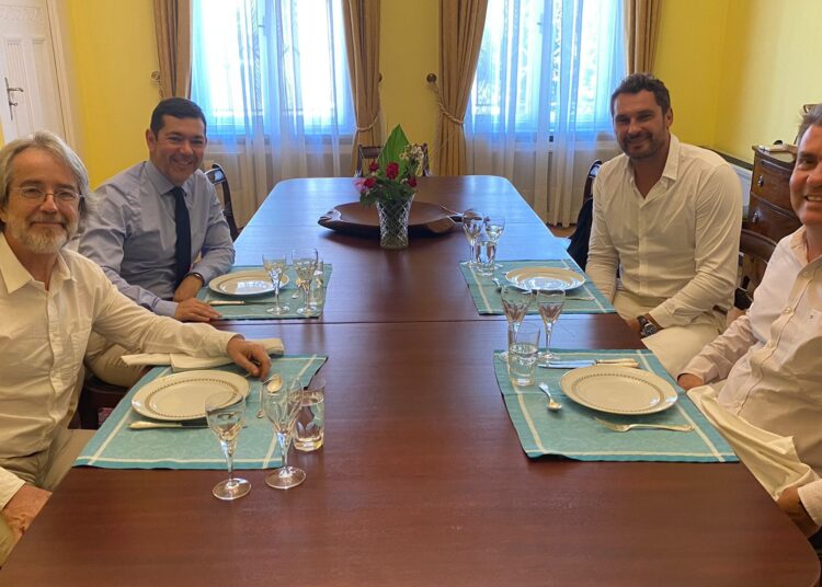 Presidente da Liga Polo Aquático Brasil se reúne com embaixador do país na Sérvia