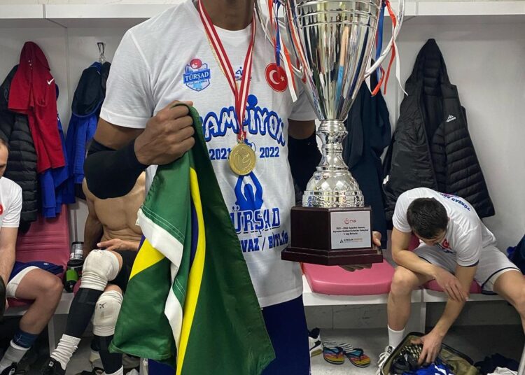 Ponteiro Vini dos Santos viverá a primeira experiência na Romênia