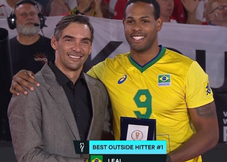 Leal conquista mais uma medalha com a Seleção e entra para a seleção do Mundial