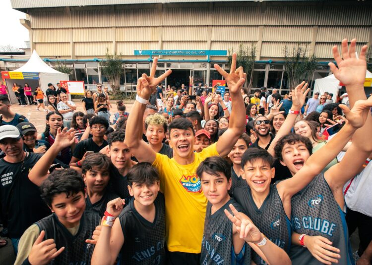 Júlio Cocielo leva fãs à loucura e joga bola na competição estudantil