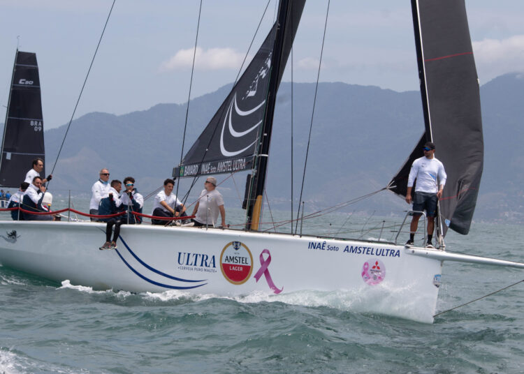 Inaê Amstel Ultra treina velejador mirim em regata Copa Mitsubishi