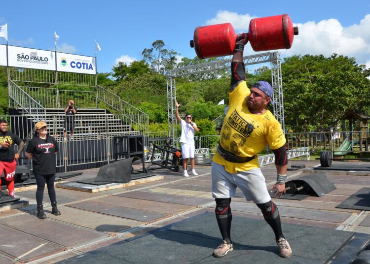 Força & Movimento leva esporte e diversão para 400 pessoas em Cotia
