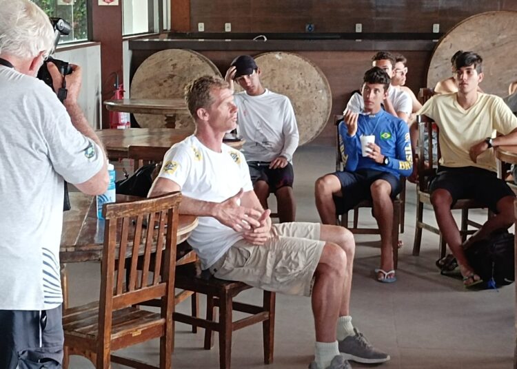 Scheidt passa ensinamento e divide experiência com a nova geração da vela