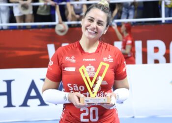 Giovana com o Troféu Viva Vôlei