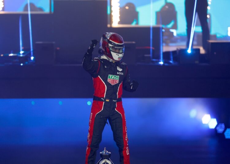 Wehrlein suporta a pressão de Dennis e vence a corrida 1 da Fórmula E em Diriyah