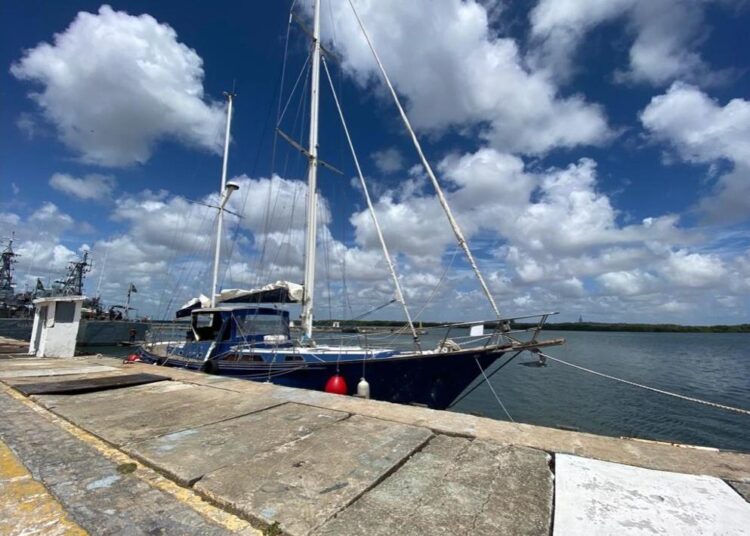Escoteiros do Brasil fazem travessia com veleiro doado pela PF e Marinha
