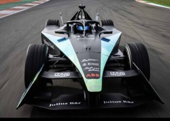 Lucas di Grassi pilota Gen3 da Fórmula E antes de corrida de rua em São Paulo