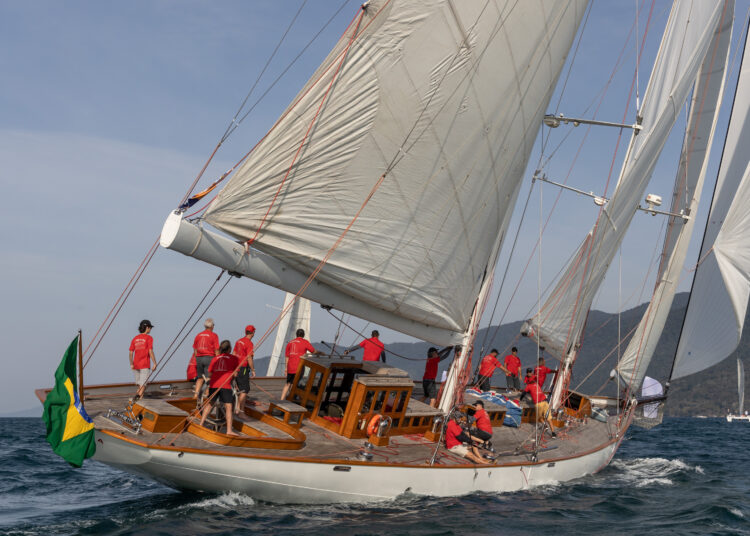 Barco Atrevida completa 100 anos e recebe homenagem da Semana Internacional de Vela de Ilhabela