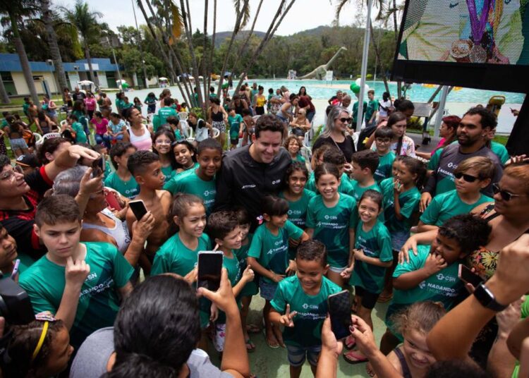 Projeto Nadando com Thiago Pereira arrecada tampinhas de garrafa para entidade sem fins lucrativos