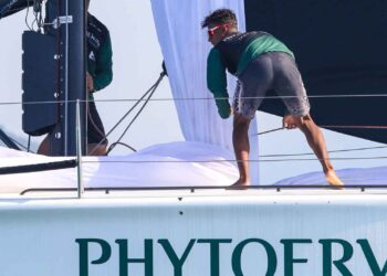 Jovem velejador do Phytoervas realiza sonho em Ilhabela (SP)