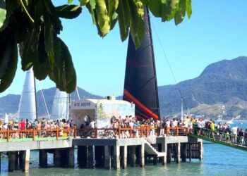 Desfile dos Barcos atrai multidão antes da largada da SIVI