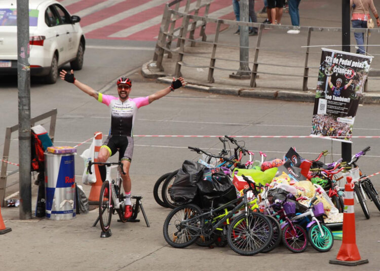 Ciclista Brou Bruto pedala 400 km em 12 horas em Belo Horizonte para arrecadar brinquedos para o Dia das Crianças