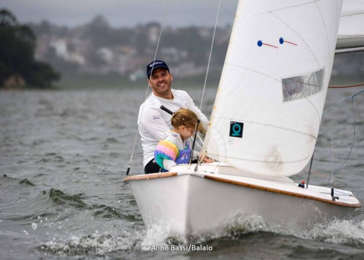 Pai e filha brilham em regata de encerramento