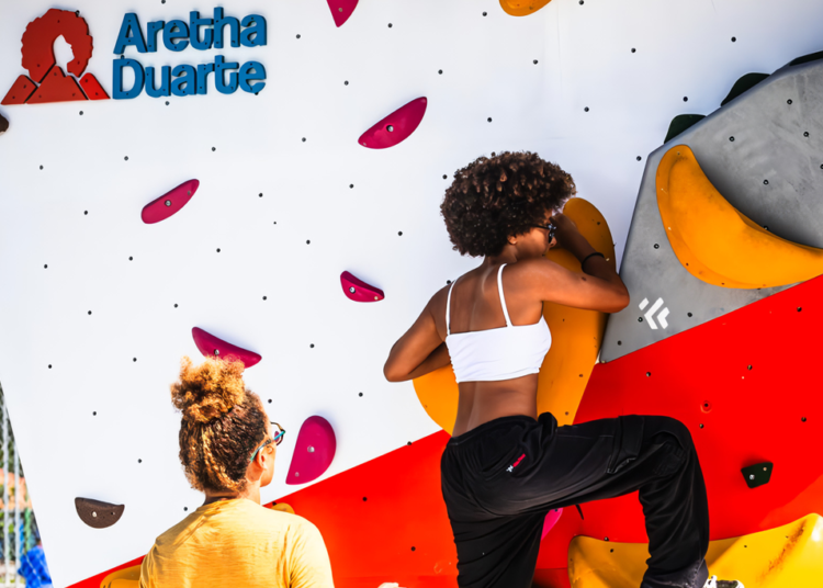 Parede de escalada é presente de Natal da montanhista Aretha Duarte para Campinas