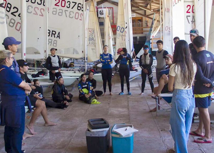 Velejadores jovens da classe ILCA