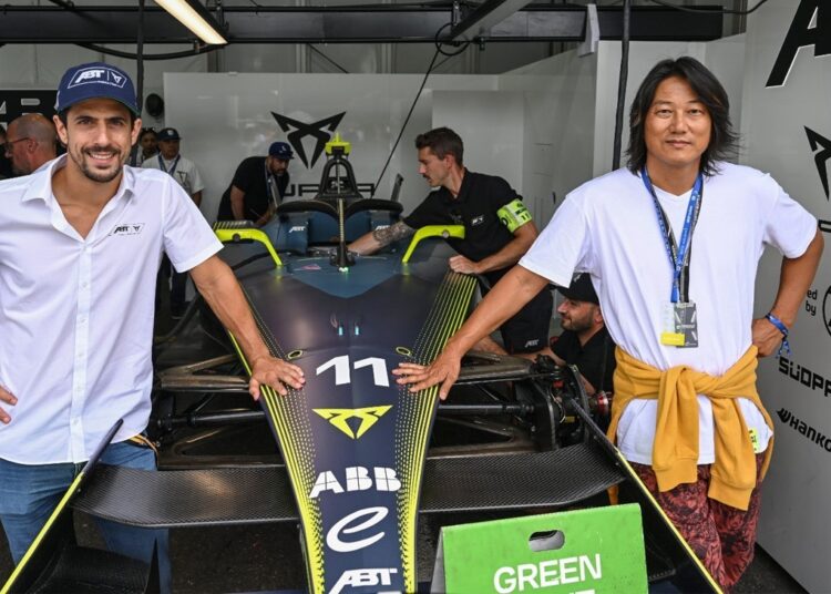 Atores norte-americanos Brie Larson, Sung Kang e Emelia Hartford no E-Prix de Portland
