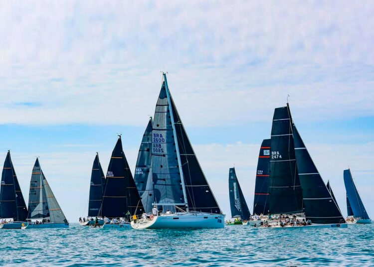 Na abertura da Energisa Búzios Sailing Week, Torben Grael larga na frente