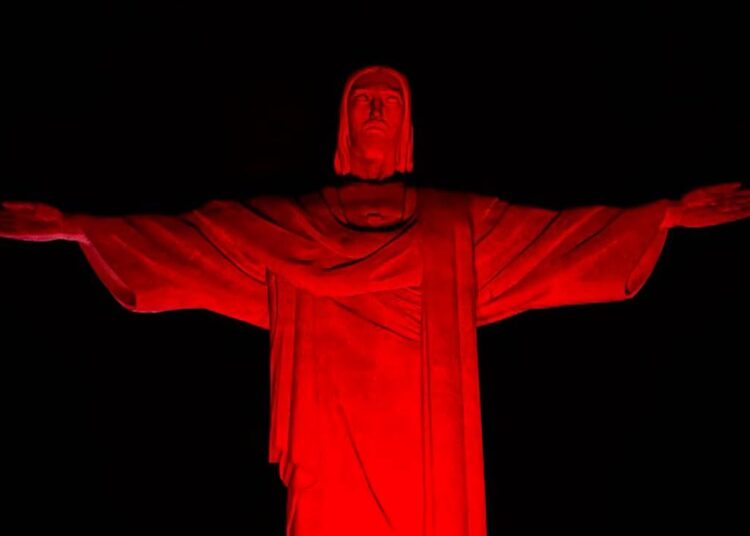 Cristo Redentor iluminado com as cores do Bayer 04 Leverkusen