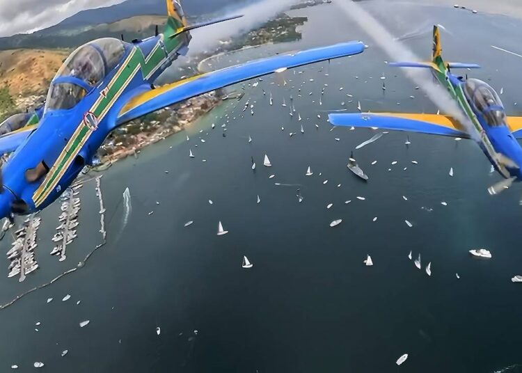 Esquadrilha da Fumaça abre maior evento de vela da América Latina